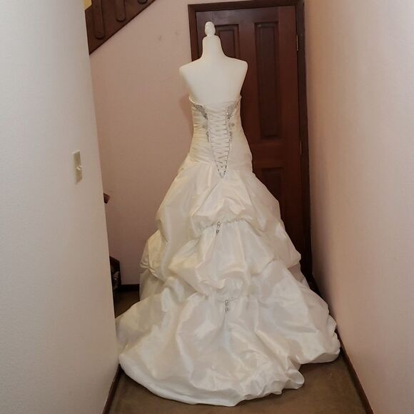 Maggie Sottero haute couture wedding gown. Imperial size 8, off white. - Picture 6 of 12